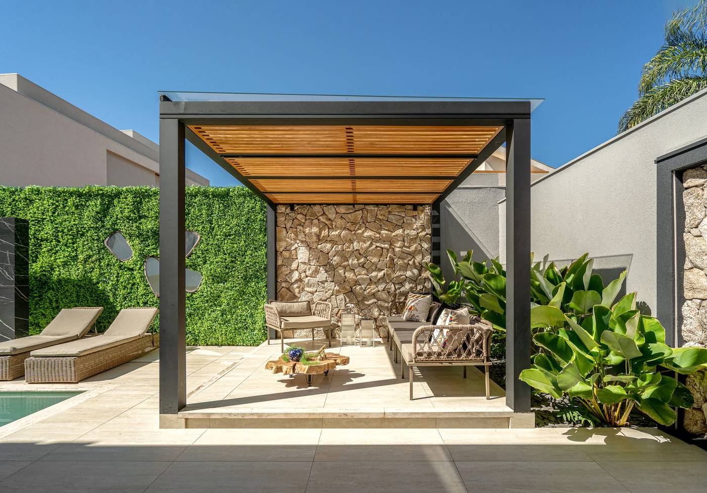 Residência com Piscina